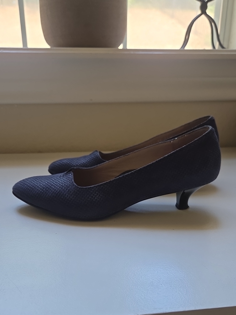 BeautiFeel Textured Navy Pointed Toe Low Heel Pumps